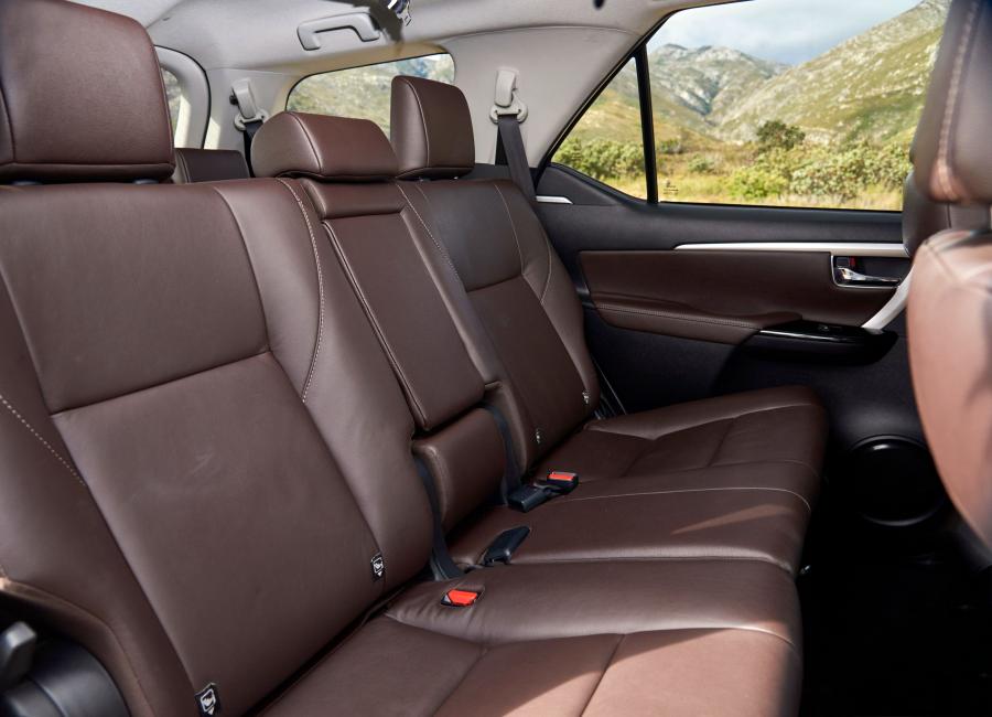 Интерьер Toyota Fortuner (AN160) 2016 года  (ZA) (фото 23 из 40)
